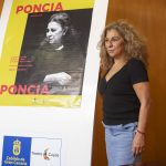 Lolita Flores junto al cartel de 'Poncia', en el Cuyás.