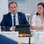 El director insular Pedro González, junto a Ana de Miguel en la Junta del Patronato