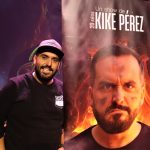Kike Pérez junto al cartel del show 'HUMOr'