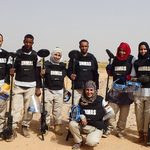 Youguiha Mohamed agachada, junto a su equipo de desminadores