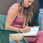Iris Carballo firmando su libro