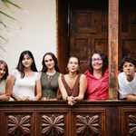 La comisaria Beatriz Roca, en el centro de la imagen, junto a las artistas Aitana Spruyt, Paula Alayon, Lara García, Marina Sunyer y Marina Valls.